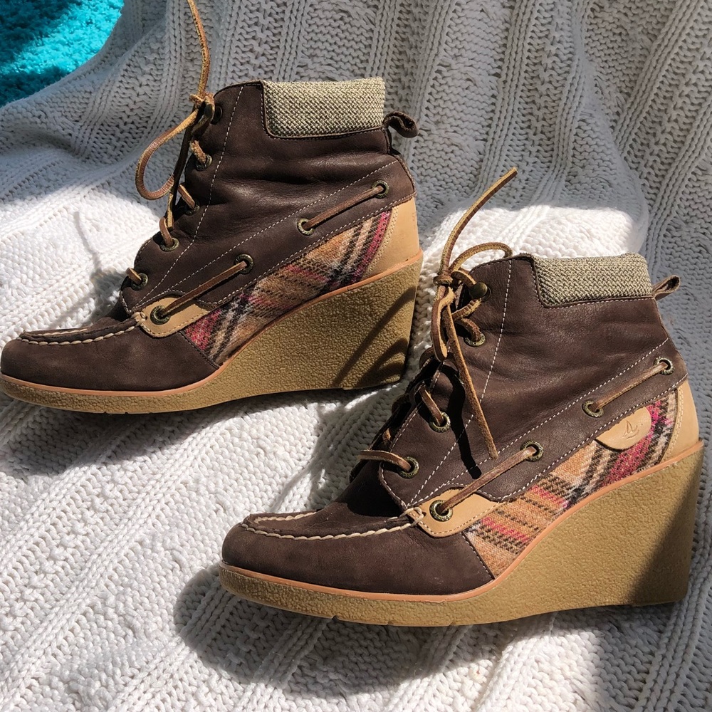Sperry heeled boat shoes.   Size 7